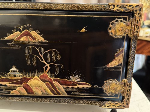 Antiquités - Coffret écritoire de voyage en laque incrustation nacre, Japon 18e siècle