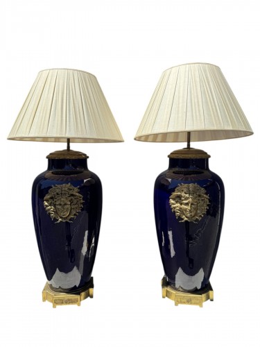 Paire de grands vases en prcelaine et bronze montés en lampes, circa 1880
