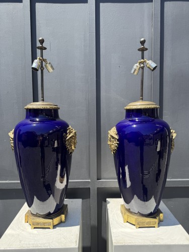 Paire de grands vases en prcelaine et bronze montés en lampes, circa 1880 - Objet de décoration Style 