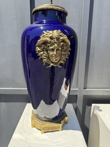Paire de grands vases en prcelaine et bronze montés en lampes, circa 1880 - 