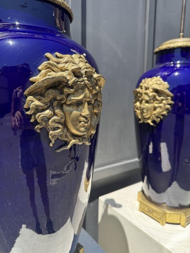  - Paire de grands vases en prcelaine et bronze montés en lampes, circa 1880