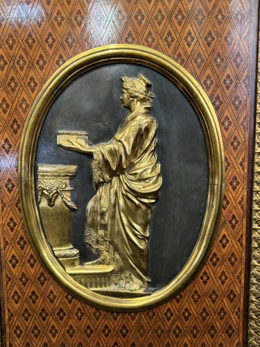 Meuble d'appui en bois de placage, marqueterie et bronze doré, attribué à Paul SORMANI Att. - Blue Antique - Enzo Gironi 
