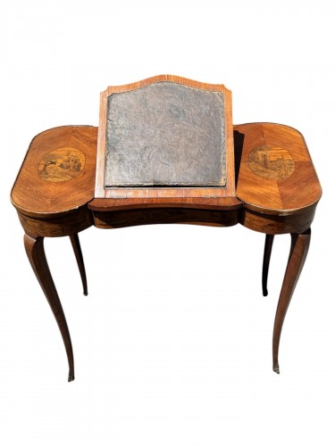 Petite table écritoire en bois de rose marquetée de paysages, époque Louis XV