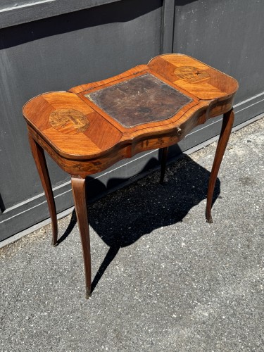 Mobilier Table & Guéridon - Petite table écritoire en bois de rose marquetée de paysages, époque Louis XV