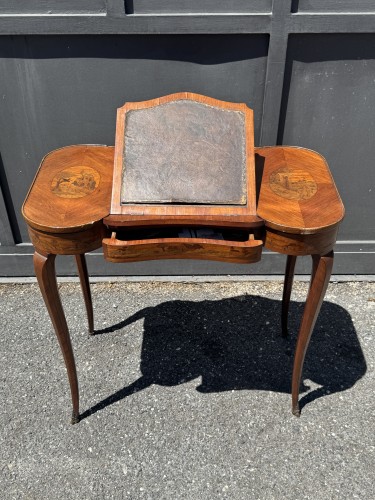 Petite table écritoire en bois de rose marquetée de paysages, époque Louis XV - Blue Antique - Enzo Gironi 