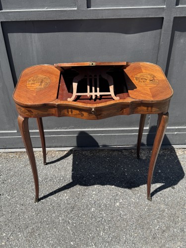 XVIIIe siècle - Petite table écritoire en bois de rose marquetée de paysages, époque Louis XV