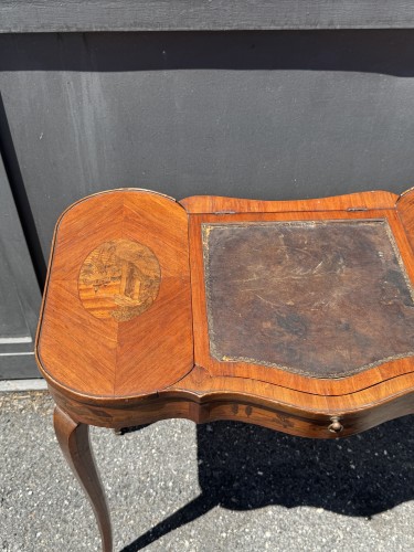 Petite table écritoire en bois de rose marquetée de paysages, époque Louis XV - Louis XV