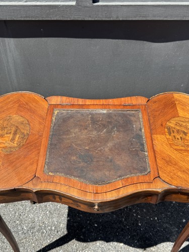 Louis XV - Petite table écritoire en bois de rose marquetée de paysages, époque Louis XV