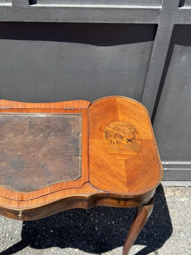 Antiquités - Petite table écritoire en bois de rose marquetée de paysages, époque Louis XV