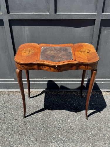 Antiquités - Petite table écritoire en bois de rose marquetée de paysages, époque Louis XV