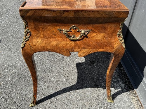 XVIIIe siècle - Bureau galbé en bois de violette, Italie XVIIIe siècle