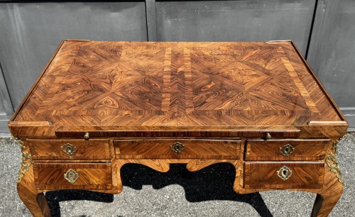Bureau galbé en bois de violette, Italie XVIIIe siècle - 