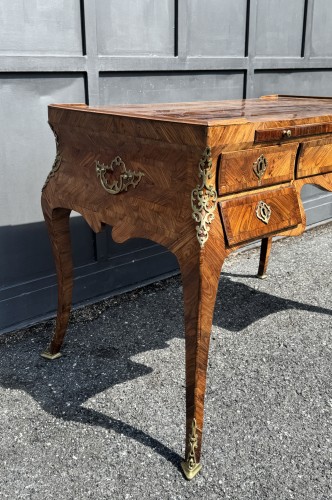  - Bureau galbé en bois de violette, Italie XVIIIe siècle