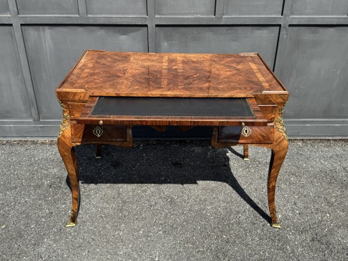 Antiquités - Bureau galbé en bois de violette, Italie XVIIIe siècle
