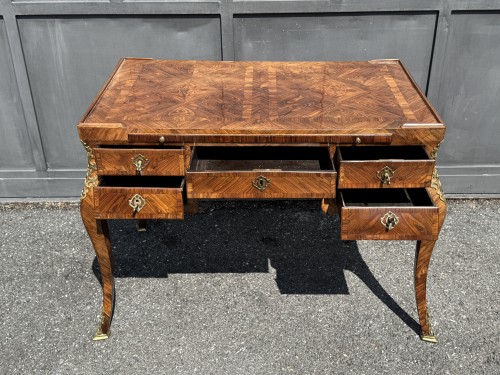 Antiquités - Bureau galbé en bois de violette, Italie XVIIIe siècle