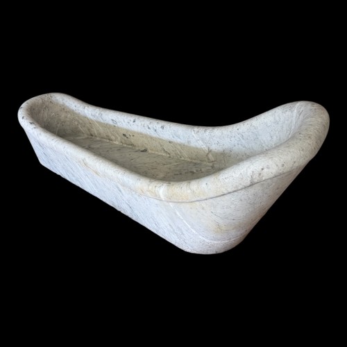 Decorative Objects  - Large 18th century basin in white Carrara marble.