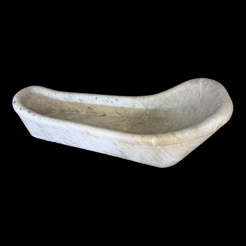 Large 18th century basin in white Carrara marble. - 