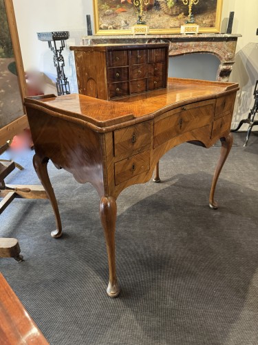 Bureau à mécanisme en placage de noyer, époque XVIIIe siècle - Mobilier Style 