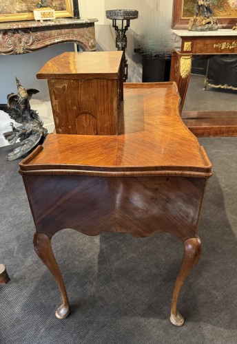 XVIIIe siècle - Bureau à mécanisme en placage de noyer, époque XVIIIe siècle
