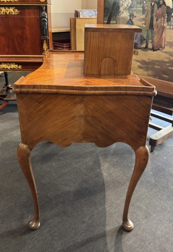 Bureau à mécanisme en placage de noyer, époque XVIIIe siècle - 