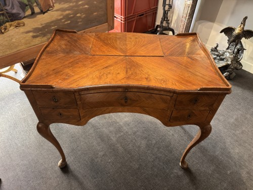 Antiquités - Bureau à mécanisme en placage de noyer, époque XVIIIe siècle