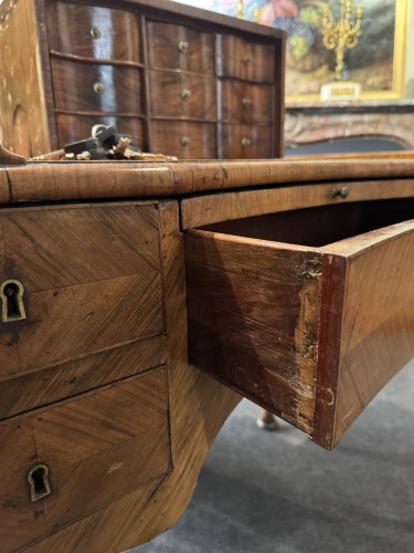 Antiquités - Bureau à mécanisme en placage de noyer, époque XVIIIe siècle