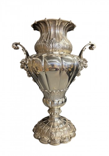Grand vase décoratif en argent, 20e siècle