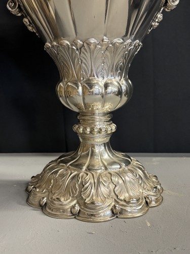 XXe siècle - Grand vase décoratif en argent, 20e siècle
