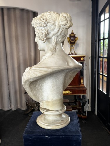 Autumn or Bacchante – Large white marble bust from the Neoclassical period - 