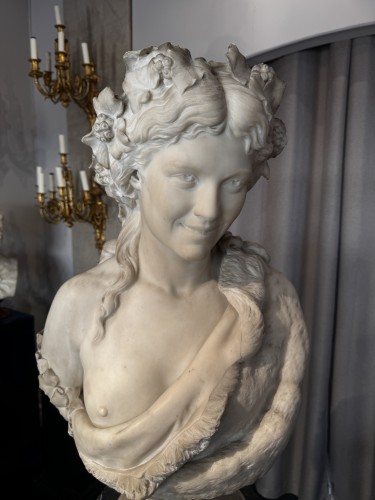 Sculpture Sculpture en Marbre - Grand buste de Bacchante en marbre blanc de Carrare, Italie XIXe siècle