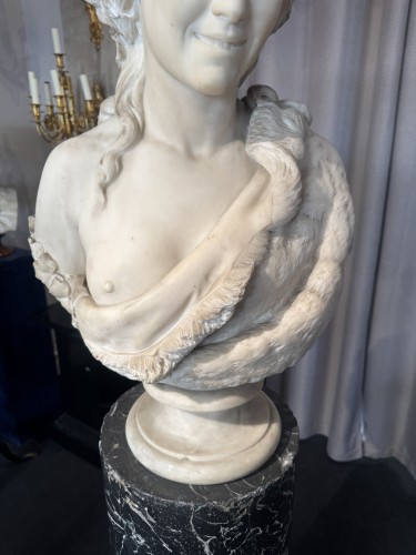 Grand buste de Bacchante en marbre blanc de Carrare, Italie XIXe siècle - Blue Antique - Enzo Gironi 