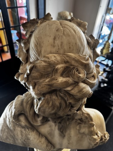 Antiquités - Grand buste de Bacchante en marbre blanc de Carrare, Italie XIXe siècle