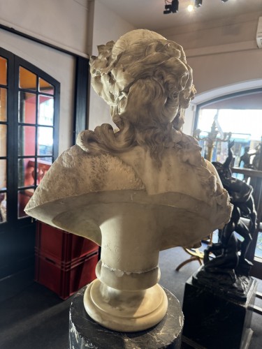 Antiquités - Grand buste de Bacchante en marbre blanc de Carrare, Italie XIXe siècle