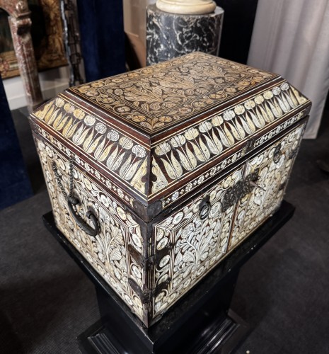 Coffret indo-portugais en marqueterie d'os du XVIIe siècle - Mobilier Style 