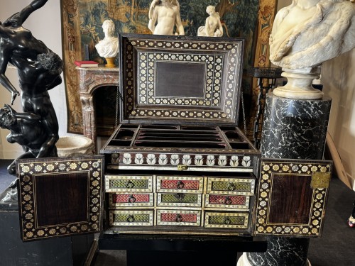 Mobilier Cabinet & Coffre - Coffret indo-portugais en marqueterie d'os du XVIIe siècle
