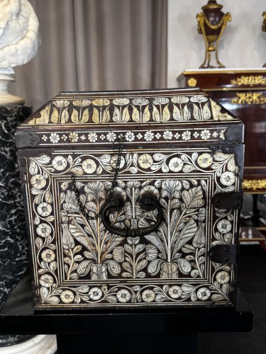 XVIIe siècle - Coffret indo-portugais en marqueterie d'os du XVIIe siècle