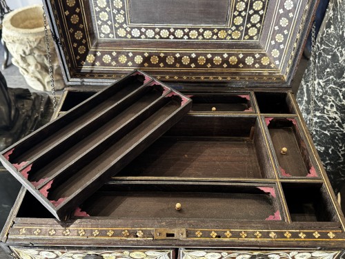 Antiquités - Coffret indo-portugais en marqueterie d'os du XVIIe siècle