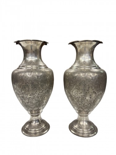 Grande paire de vases en argent ciselé, Iran début XXe siècle