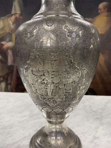 20th century - Large pair of chased silver vases, Iran, early 20th century