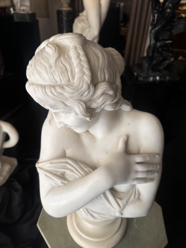 XIXe siècle - La Pudeur - Buste fin 19e siècle en marbre blanc de Carrare d'après HOUDON