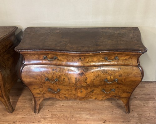 XVIIIe siècle - Paire de commodes Lombarde en placage de noyer, Italie XVIIIe