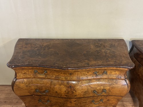  - Paire de commodes Lombarde en placage de noyer, Italie XVIIIe