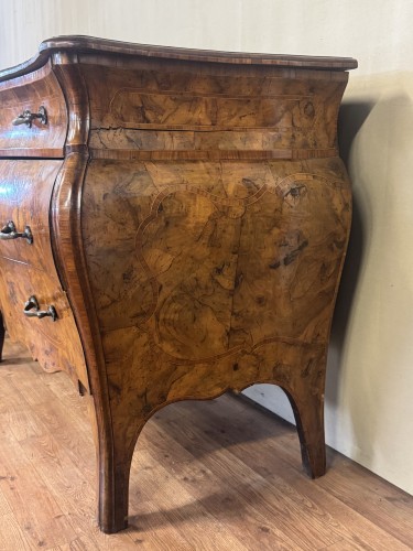 Antiquités - Paire de commodes Lombarde en placage de noyer, Italie XVIIIe