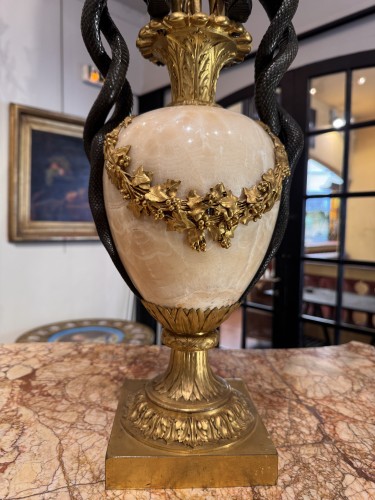 Paire de grands vases "Aux serpents" d'après Pierre Gouthière (1732 - 1813) - Blue Antique - Enzo Gironi 