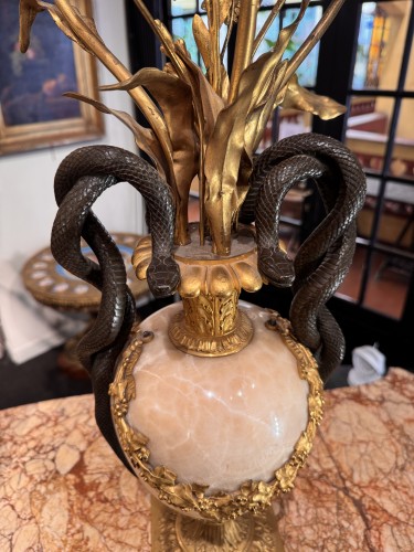 Paire de grands vases "Aux serpents" d'après Pierre Gouthière (1732 - 1813) - 