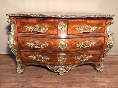 Régence - Commode tombeau en bois de rose époque Régence