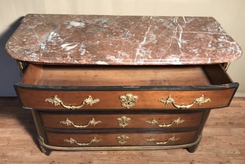 Louis XV - Commode en amarante et bronze doré, Estampillée L. PERIDIEZ