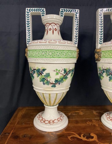 Objet de décoration Cassolettes, coupe et vase - Paire de grands vases en faïence, début XIXe