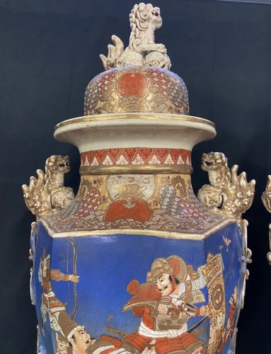 Objet de décoration Cassolettes, coupe et vase - Paire de grands vases en faïence, Japon XIXe