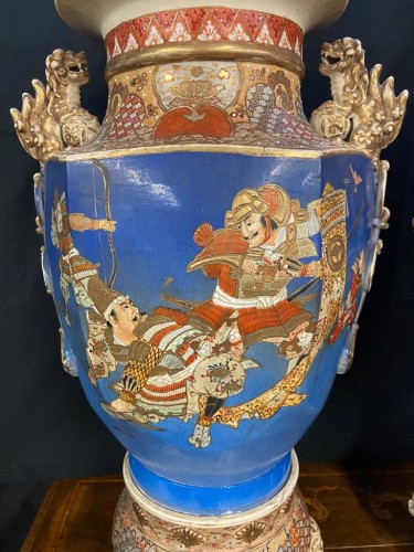 XIXe siècle - Paire de grands vases en faïence, Japon XIXe